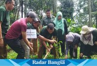 Plh)Bupati Pasuruan, Yudha Triwidya Sasongko, bersama perwakilan dari perusahaan saat melakukan penanaman bibit pohon di Hutan Cempaka Selasa (23/4/2024) (IST)