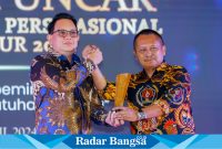 Pj Gubernur Jawa Timur Adhy Karyono menerima penghargaan Prapanca Award dari Ketua Persatuan Wartawan Indonesia  Jawa Timur Lutfil Hakim pada Malam Puncak Resepsi Hari Pers Nasional Jawa Timur 2024  (IST)