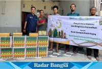 PT Pegadaian Kanwil IX Jakarta 2 membagikan paket mukena dan sembako kepada para pengurus enam bank sampah (ist)