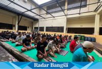 90 tahanan dari Lembaga Pemasyarakatan Polrestabes Semarang turut serta dalam shalat Idulfitri 1 Syawal 1445 H yang digelar di dalam kompleks penjara pada Rabu (10/4).