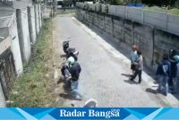 Dua pemuda digerebek Polisi diduga sedang mengambil paket sabu di pinggir jalan di Kawasan Kuningan Kecamatan Semarang Utara  Kota Semarang dan sempat viral di banyak media sosial pada Senin (22/4/2024). (DOK foto screbshot)