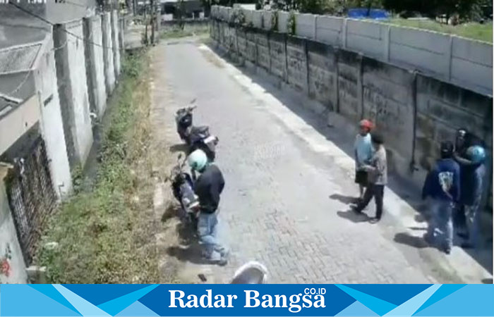 Dua pemuda digerebek Polisi diduga sedang mengambil paket sabu di pinggir jalan di Kawasan Kuningan Kecamatan Semarang Utara  Kota Semarang dan sempat viral di banyak media sosial pada Senin (22/4/2024). (DOK foto screbshot)