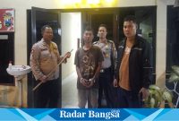 (Jaket hitam) Kanit Reskrim Polsek Tikung, Iptu Sono, SH saat mengamankan pelaku pecurian diesel (IST)