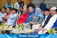 Khusnul Yakin (satu dari kanan) duduk bersama barisan calon gubernur Jatim Khofifah Indar Parawansa dan jajaran DPP PAN saat acara halal.bihalal (IST)
