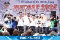 Bupati yang akrab disapa Pak Yes saat menghadiri acara may day di halaman Dinas Ketenaga Kerjaan Kabupaten Lamongan, Rabu (1/5/2024).  (IST)