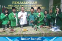 H Abdul Ghofur saat mengembalikan formulir pendaftaran di DPC PPP Lamongan (IST)