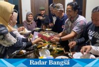 Anggota DPRD Provinsi Jawa Timur terpilih, Khusnul Arif, S.Sos menerima potongan tumpeng ulang tahun (foto: Hikam)