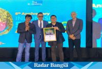 Kurnia Nugraha selaku Head of Media Communication JNE
menerima penghargaan Indonesia Best 50 CSR Awards 2024, yang diserahkan
oleh Bram S. Putro selaku Founder & CEO The Iconomics (dua dari kiri),
Alex Mulya selaku Director of Brand, Research and Strategy The Iconomics
(pertama dari kiri), Arif Hatta Managing Editor The Iconomics (keempat
dari kiri) di Hotel Borobudur, Jakarta Pusat (7/5) (Dok foto IST)