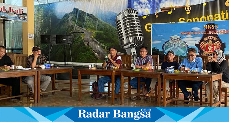 Ngompol bareng para jurnalis Kediri menyikapi perkembangan politik di Kabupaten Kediri (foto