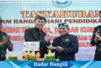 (kanan)  Bupati Lamongan Yuhronur Efendi dan (kiri) Kepala Dinas Pendidikan Kabupaten Lamongan Munif Syarif saat potong di acara Hardiknas 2024 di Alun-Alun Kabupaten Lamongan (IST)