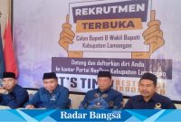 (Dua dari kiri)  Wakil Bupati Lamongan, KH Abdul Rouf  saat mendaftar ke Partai NasDem  (Dok foto Min)