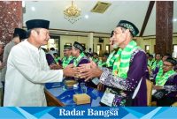 (Baju putih) Bupati Lamongan, Yuhronur Efendi, saat memimpin keberangkatan jemaah haji Kabupaten Lamongan kloter enam pada Minggu (12/5) pagi di Pendopo Lokatantra. (IST)