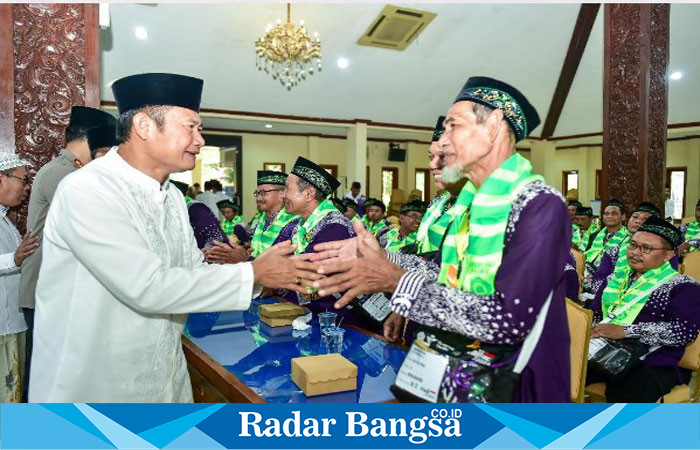 (Baju putih) Bupati Lamongan, Yuhronur Efendi, saat memimpin keberangkatan jemaah haji Kabupaten Lamongan kloter enam pada Minggu (12/5) pagi di Pendopo Lokatantra. (IST)