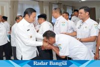 Bupati Lamongan Yuhronur Efendi  saat salaman dengan kades yang gembira (IST)