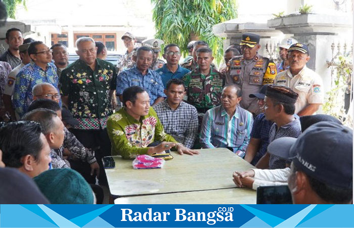 Bupati Lamongan, Yuhronur Efendi, saat melakukan peninjauan langsung di tower BTS pada Kamis (16/5).