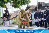 Bupati Yes didampingi Istri tercinta saat ziarah makam (IST)