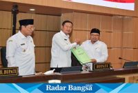 (Tengah) Bupati Lamongan Yuhronur Efendi saat menerima pandangan umum dari tujuh fraksi di Lamongan Raperda Pertanggungjawaban (APBD) tahun 2023, pada Rabu (29/5) di ruang rapat paripurna DPRD Kabupaten Lamongan. (IST)