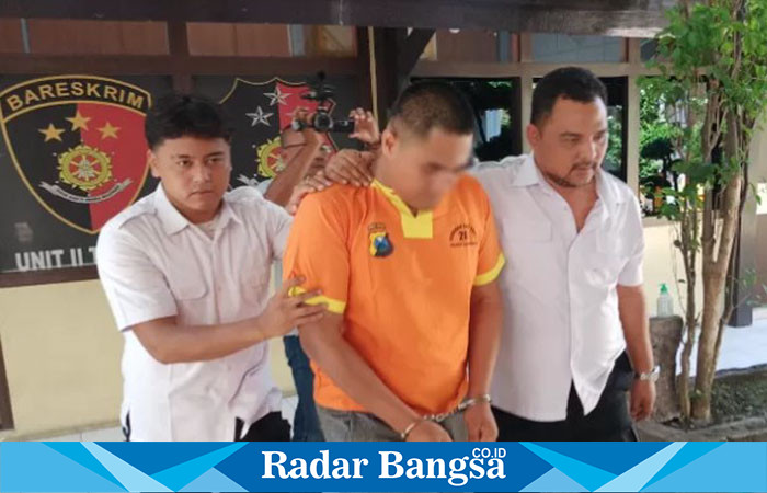 Pelaku pemeekosaan saat diamankan Satreskrim Polres Lamongan (IST)