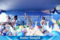 Bupati Lamongan Yuhronur Efendi saat  menghadiri  Momentum Hari Lanjut Usia Nasional (HLUN) ke-28 di Halaman Pemkab Lamongan, pada Jumat (31/05). (IST)