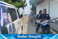 Mochamat Alfian Ihwalul Rizqiya saat melakukan fogging di Dusun Ngrancangan, Desa Wonojoyo (foto: Hikam)