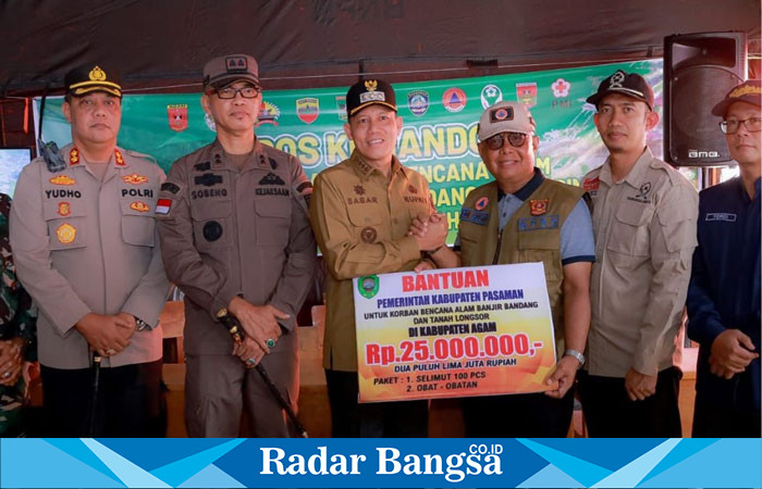 Bupati Sabar AS serahkan bantuan kepada Pemerintah Daerah Kabupaten Agam