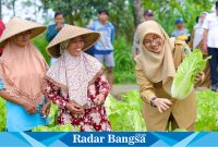 (kiri)  Bupati Banyuwangi, Ipuk Fiestiandani, kembali melaksanakan program Bupati Ngantor di Desa (IST)