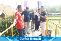 Tim Monev kecamatan Cidaun Cianjur dipinpim langsung oleh camat Selamet Suryadi. S.STP. MAP sedang monitor hasil pemeliharaan jembatan Limbangan desa Kertajadi. (Dok photo RadarBangsa.co.id/AE_Nasution)