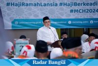 Pj Gubernur Jawa Timur Adhy Karyono  saat melepas 366 orang Jamaah Haji Kloter Pertama Embarkasi Surabaya Tahun 1445 H / 2024 M di Kabupaten Bojonegoro (IST)