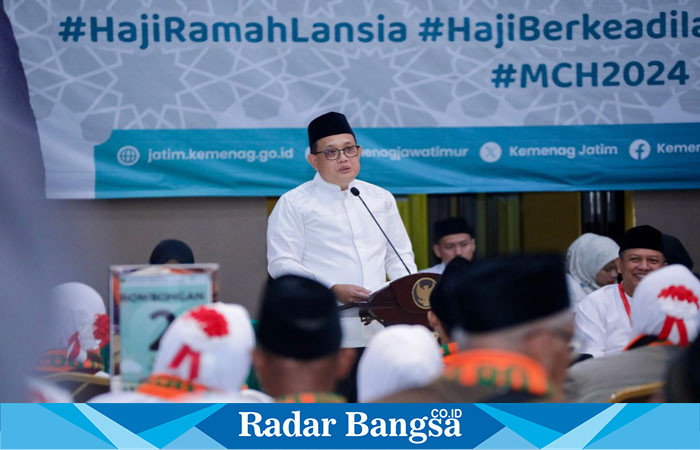 Pj Gubernur Jawa Timur Adhy Karyono  saat melepas 366 orang Jamaah Haji Kloter Pertama Embarkasi Surabaya Tahun 1445 H / 2024 M di Kabupaten Bojonegoro (IST)