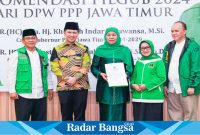 Ketua DPW Partai Persatuan Pembangunan (PPP) Jawa Timur, Mundjidah Wahab, saat menyerahkan surat rekomendasi kepada Khofifah Indar Parawansa dan Emil Elestianto Dardak (IST)