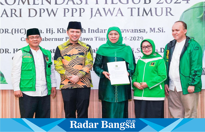 Ketua DPW Partai Persatuan Pembangunan (PPP) Jawa Timur, Mundjidah Wahab, saat menyerahkan surat rekomendasi kepada Khofifah Indar Parawansa dan Emil Elestianto Dardak (IST)