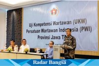 (kiri) Ketua Umum PWI Pusat, Hendry Ch. Bangun (Dok foto PWI Jatim)