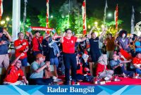 Penjabat (Pj) Gubernur Jawa Timur Adhy Karyono saat acara nonton bareng Indonesia vs. Irak yang diselenggarakan oleh Pemerintah Provinsi Jawa Timur di halaman Gedung Negara Grahadi pada Kamis (2/5/2024) malam (IST)