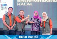 (Dua dari kiri) Gubernur Jawa Timur 2019-2024, Khofifah Indar Parawansa saat menerima penghargaan sebagai Tokoh Pengembangan Industri Halal dari Beritajatim.com.  (ist)