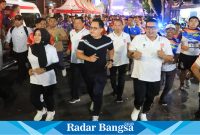 Pj. Gubernur Adhy, didampingi oleh Pj. Wali Kota Mojokerto, Moh. Ali Kuncoro, dan Bupati Mojokerto, Ikfina Fatmawati, ikut berlari sejauh 2 kilometer (IST)