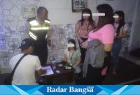 Anggota Polsek Gempol mendata Lc  Ruko 9. (IST)