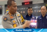 Kabid Humas Polda Jatim, Kombes Pol. Dirmanto, saat menunjukan akun YouTube (IST)