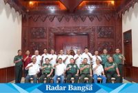 Pangdam V/Brawijaya, Mayor Jenderal TNI Rafael Granada Baay berdampingan sama Ketua PWI Jaitm Lutfil Hakim, didampingi beberapa pengurus PWI Jawa Timur, antara lain Wakil Ketua PWI Sokip, Saiful Anam, Mahmud S, Wahyu Kuncoro, Wachid Mukhaidori, Sekretaris PWI Eko Pamuji, Budi Setiawan, Bendahara PWI Andi Setiawan, serta beberapa seksi lainnya seperti Tri Karyono, Saichu, Budi, dan Kristian (Dok foto PWI)