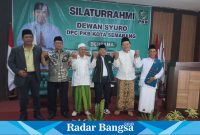 Deklarasi puluhan pengurus Dewan Syuro DPC Kota Semarang dan DPAC PKB Se-Kota Semarang dipimpin langsung oleh Ketua Dewan Syuro DPC PKB Kota Semarang KH. Sholahuddin dalam acara silaturahmi Dewan Syuro DPC PKB Kota Semarang bersama Mas Wawan berlangsung di Hotel Pandanaran Semarang, Minggu (19/5/2024). (IST)