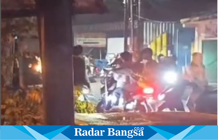 Terlihat grobolan didugs Gangster saat melintas di Jalan Raya Kudu, Kelurahan Sembungharjo, Kecamatan Genuk, Kamis (2/5/2024) (IST)