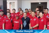 (Baju hitam) Ketua KONI Kota Semarang, Arnaz Agung Andrarasmara mengambil formulir pendaftaran bakal calon Wali Kota Semarang 2024 di Kantor DPC PDIP