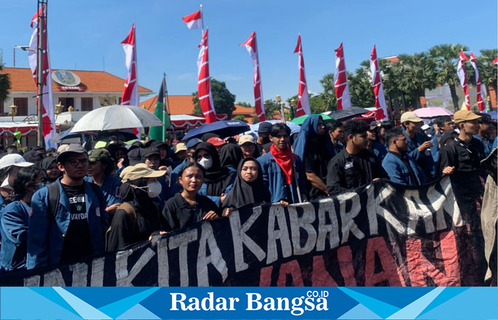 Buruh dan Mahasiswa Bersatu gelar aksi di Gedung Negara Grahadi pada Rabu (1/5/2024)  (Dok Ist)