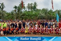 Kepala Pekon Way gelang Jahari saat foto bersama dengan peserta  turnamen sepak bola mini di Lapangan Pekon Kali Miring, Kecamatan Kota Agung barat, Tanggamus, Sabtu sore (04/05/2024) (ist)