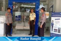 Anggota Polsek Tikung saat Patroli di kantor BRI Tikung (IST)