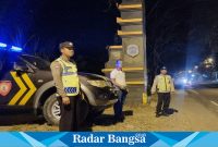 (Tengah) Kapolsek Tikung, Iptu Tulus Haryanto, SE.,MH, beserta  anggotanya  melaksanakan Patroli Blue Light di perbatasan (IST)