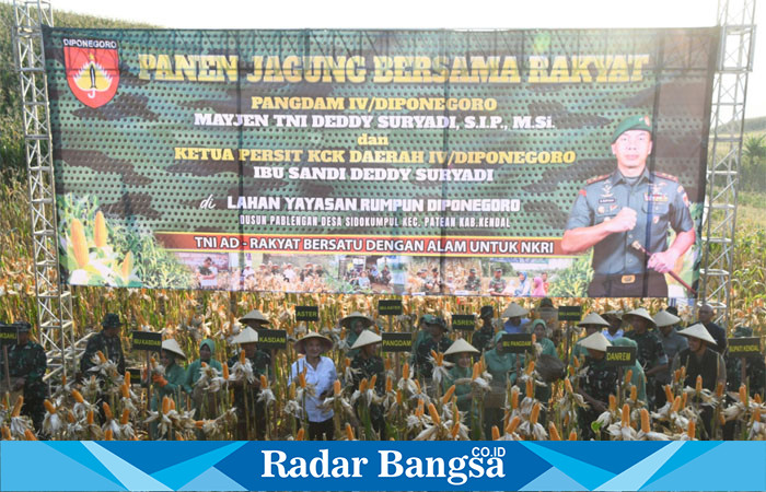 Pangdam IV/Diponegoro, Mayjen TNI Deddy Suryadi memimpin Panen Raya di Lahan TNI AD Kendal