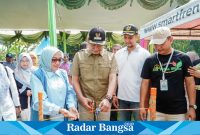 Bupati Lamongan Yuhronur Efendi didampingi Kades Rancang Kencono Dedi Sumantri saat  menghadiri panen perdana melon di greenhouse di Desa Rancang Kencono, Minggu (16/06) (IST)