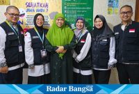 (Hijab hijau) Khofifah Indar Parawansa memanfaatkan waktu luangnya selama perjalanan Haji 2024, meninjau fasilitas layanan kesahatan KKHI di Mekkah bentuk kepedulianya kepada jemaah haji Indonesia khusunya warga Jawa Timur (IST)