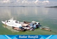 Pemeriksaan dan penggeledahan terhadap tiga kapal dicurigai sedang melakukan aktifitas ilegal, pemeriksaan dilakukan di sekitar perairan Pulau Babi, Tanjung Balai Karimun. (Foto: Humas Bakamla RI)