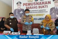 (Tengah) Kapolres Lamongan AKBP Bobby Adimas  saat memusnahkan barang bukti narkotika (IST)